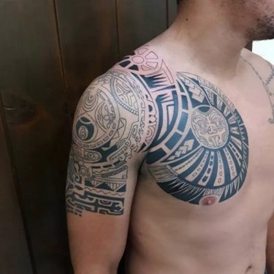  Tatouage maori, polynésien sur la poitrine et sur l'épaule